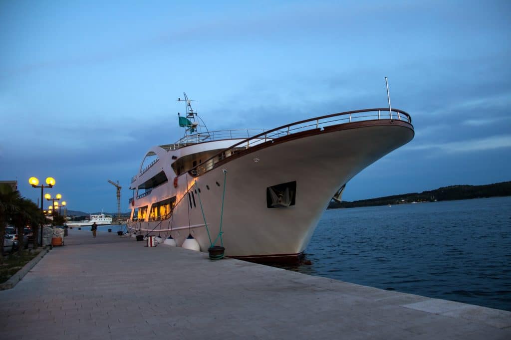 Vie nocturne en mer : les soirées à bord du yacht upstream de Ferretti
